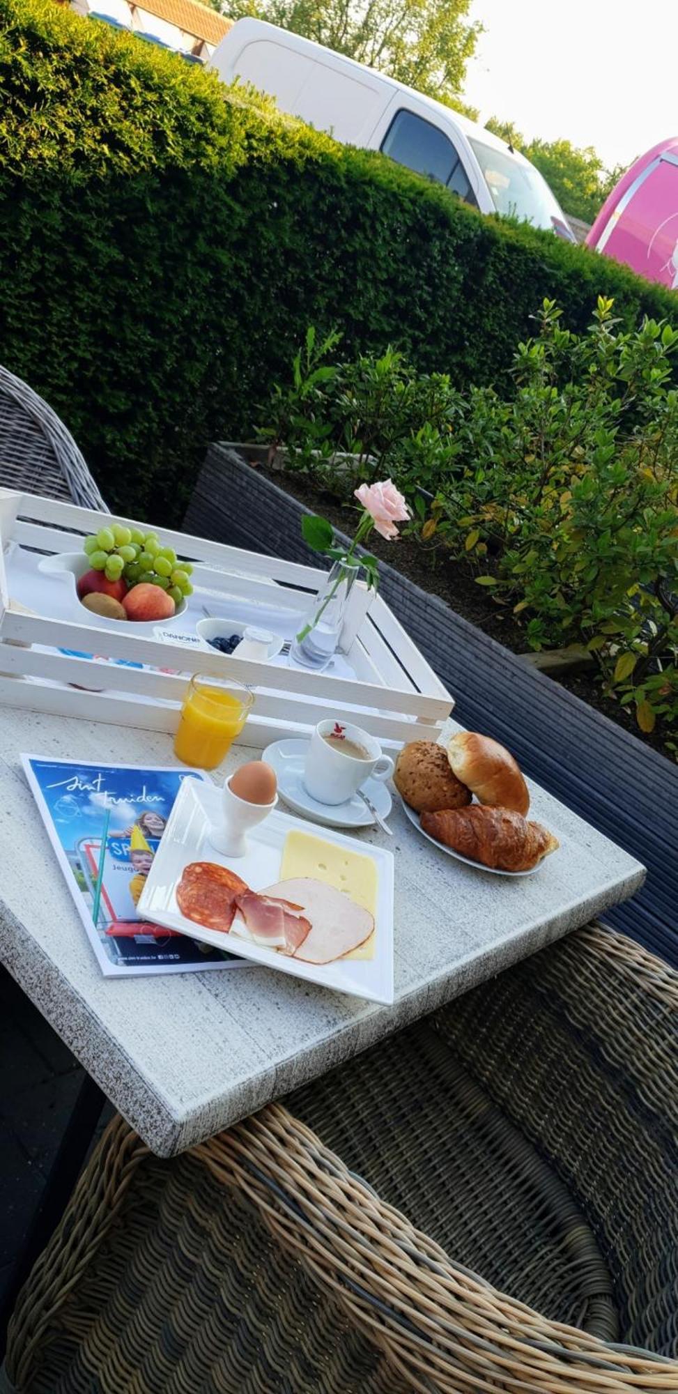 Belrom Hotel Синт-Тройден Екстериор снимка