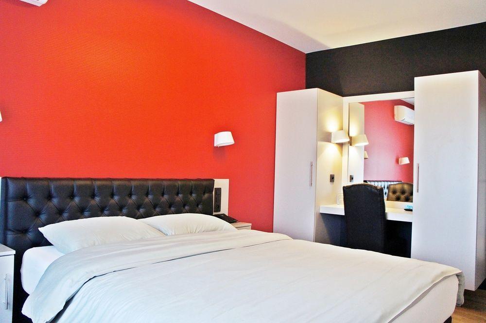 Belrom Hotel Синт-Тройден Екстериор снимка