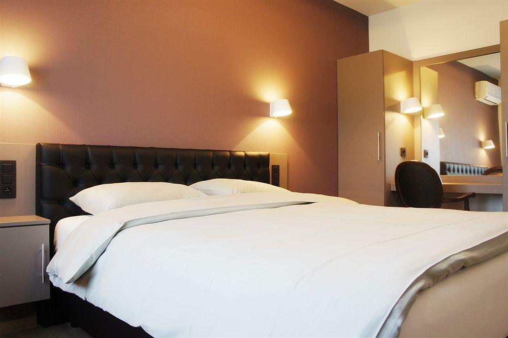 Belrom Hotel Синт-Тройден Екстериор снимка