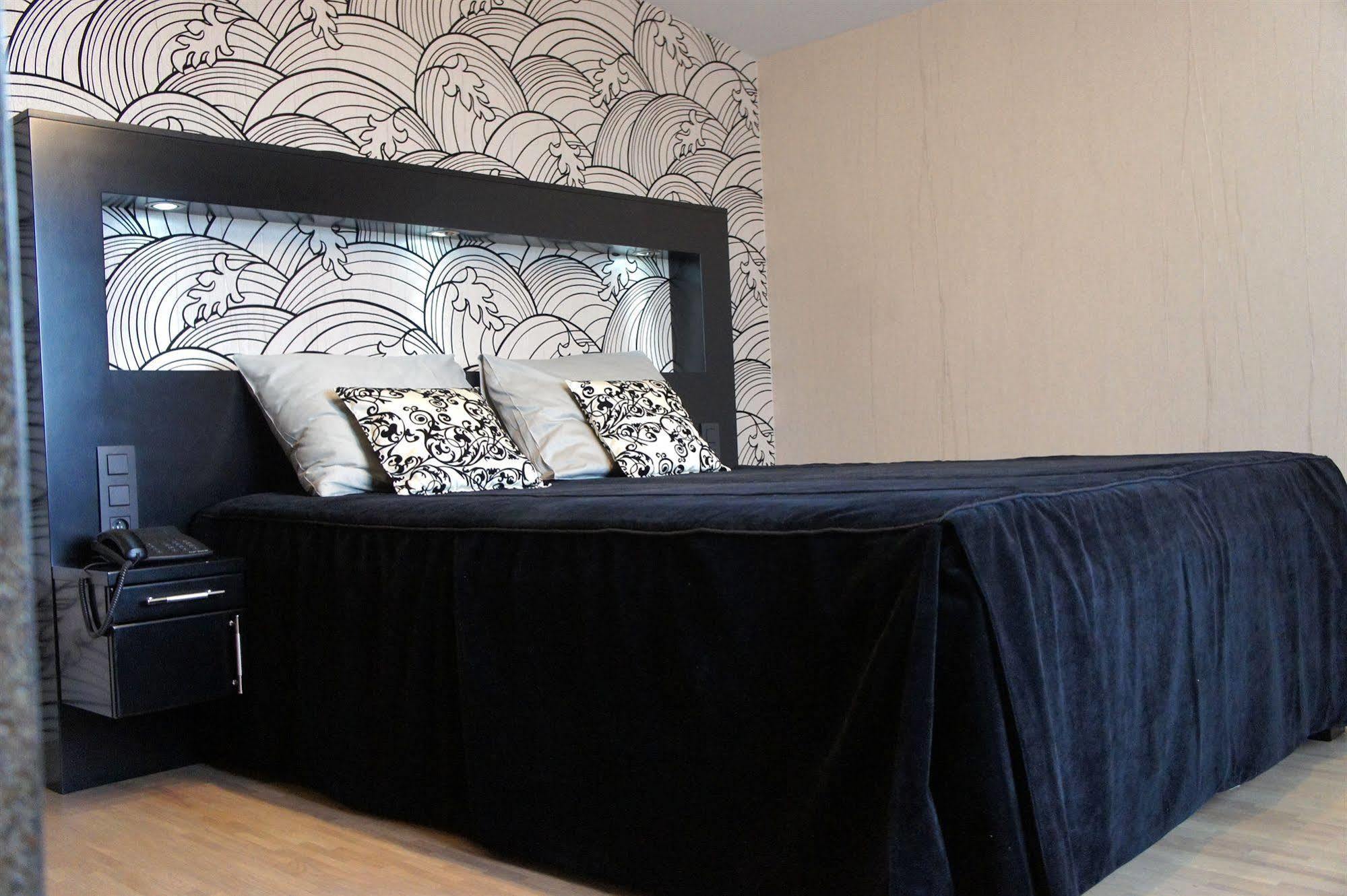 Belrom Hotel Синт-Тройден Екстериор снимка