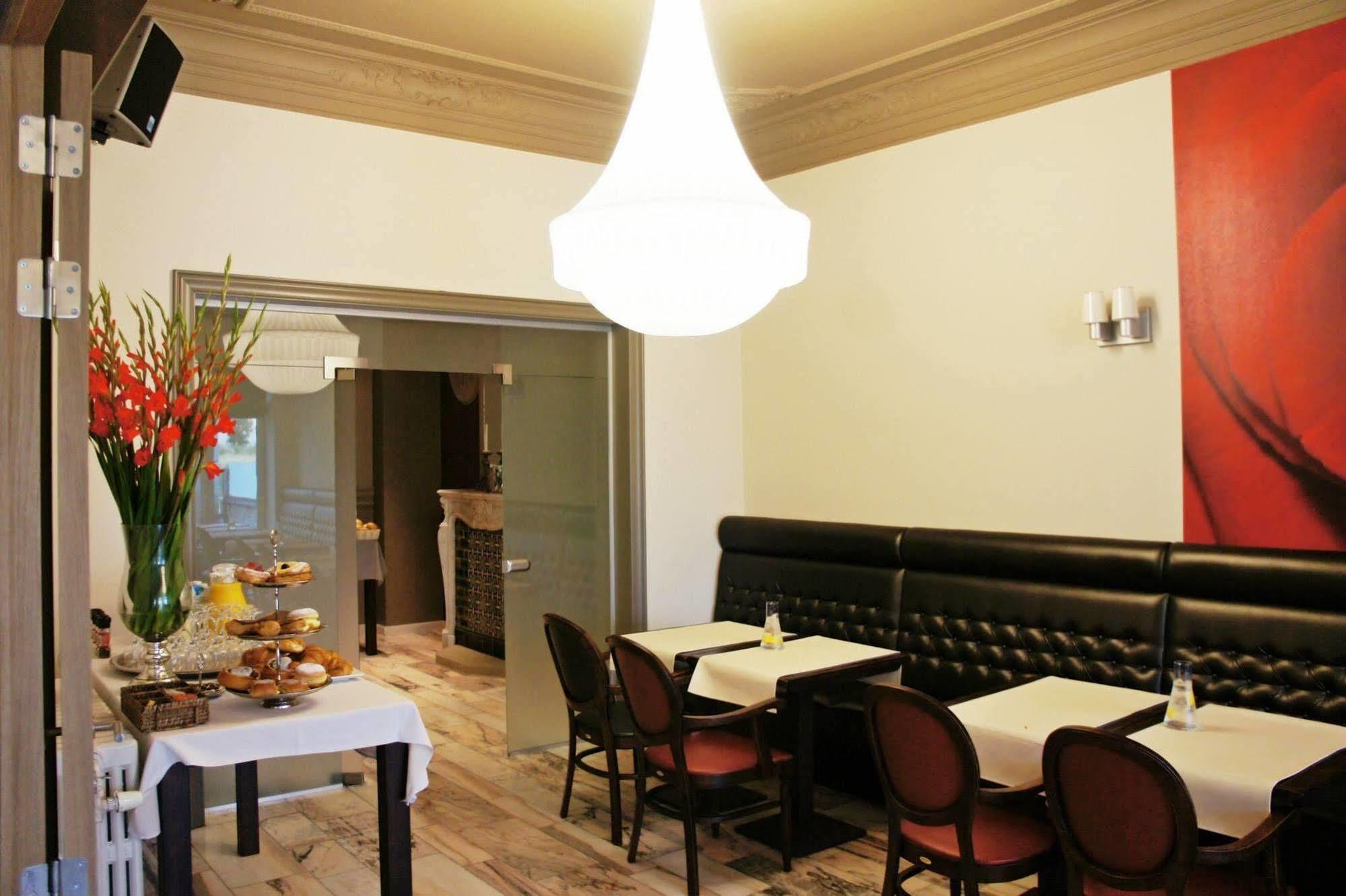 Belrom Hotel Синт-Тройден Екстериор снимка